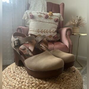 BOC by Born Natasha Womens Round Closed Toe Clogs